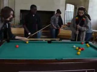 Justine qui joue au billard