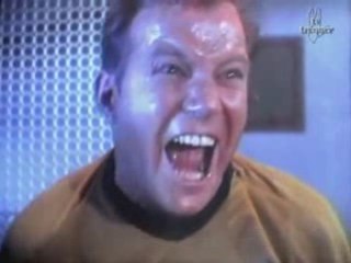 Le Capitaine James T. Kirk découvre le trailer de Star Trek