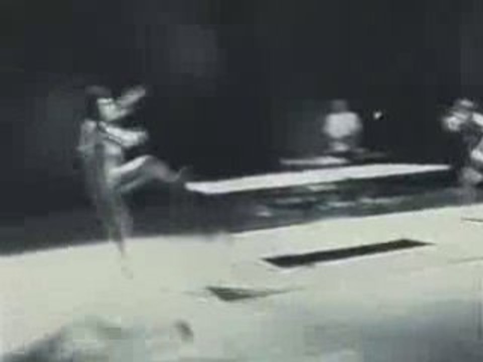 Bruce Lee Fait Du Ping-Pong Avec Un Nunchaku