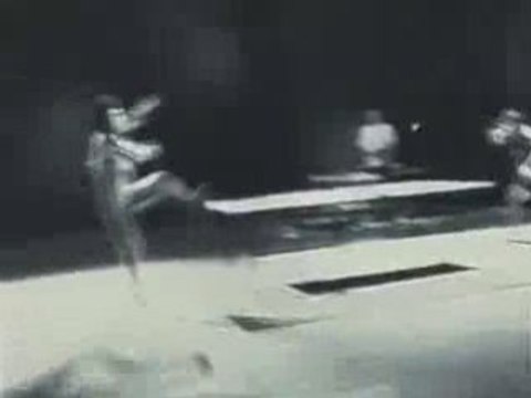 Bruce Lee Fait Du Ping-Pong Avec Un Nunchaku