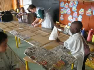 Fabrication d'un bateau pirate géant en papier mâché