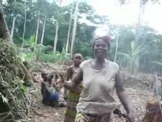 La villageoise alcoolise les Pygmées