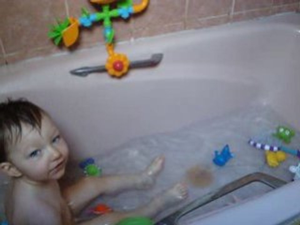 Gabin fait le foufou dans la baignoire :)