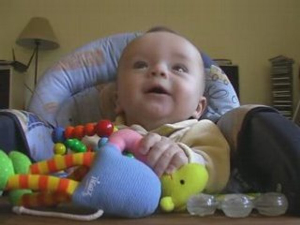 Salma sur sa chaise à bébé - 6 mois