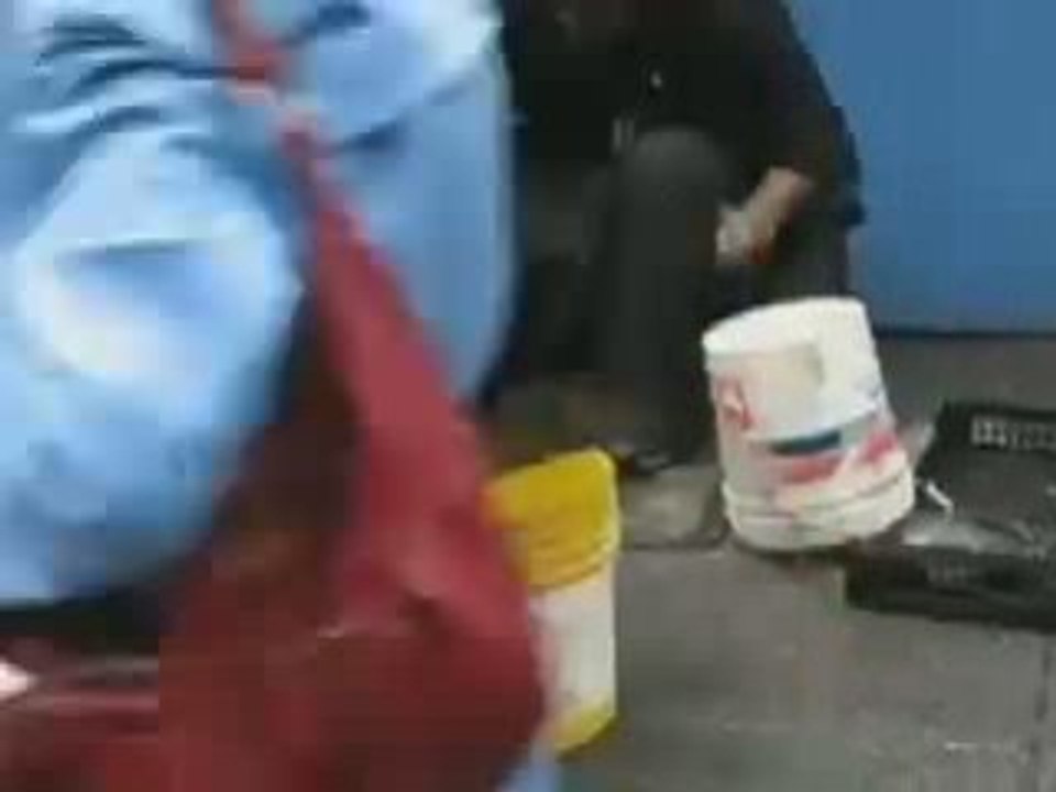 AMAZING NEW YORK STREET DRUMMER