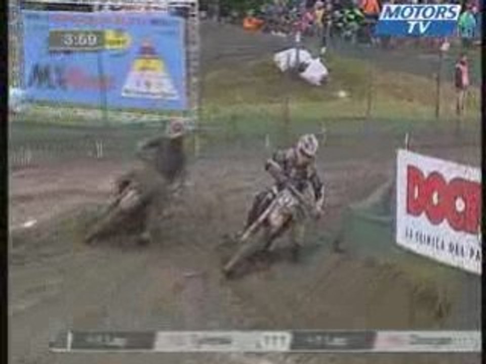 Grosse bagarre entre Cairoli et Sympson en moto cross Mx2