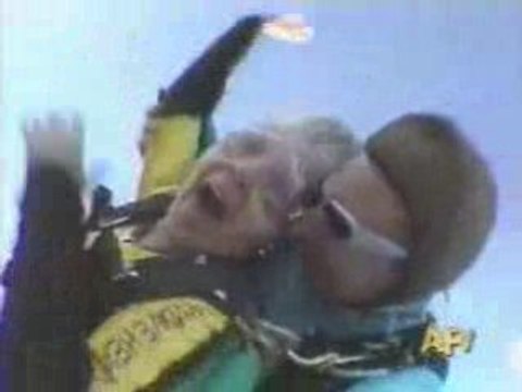 Saut en parachutes d'une Grand-Mere