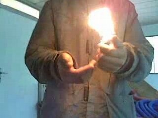 boule de feu dans la main