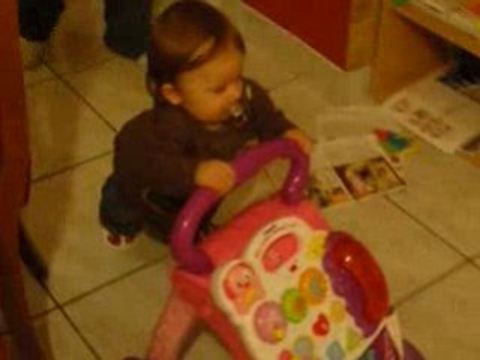 emma marche derrière le pousseur