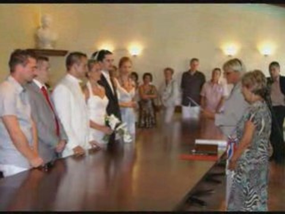 Emily et Florian devant le maire