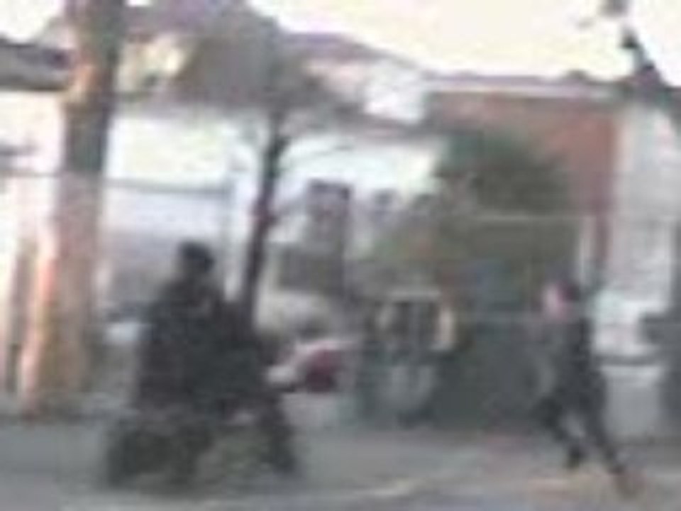 un gars en fauteuil roulant énerve des ptits