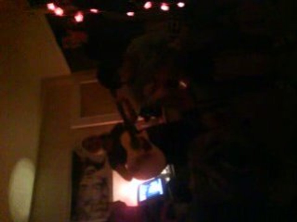 Caro a la guitare.