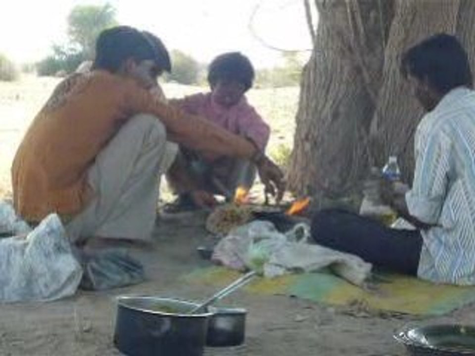 Preparation d'une chapati... toujours dans le desert!