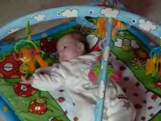 Noëmy joue sur son tapis