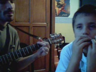 florian joue de l'harmonica