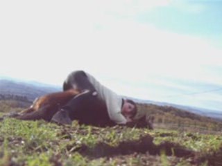 Tango et moi, un autre gros câlin, au pré =)