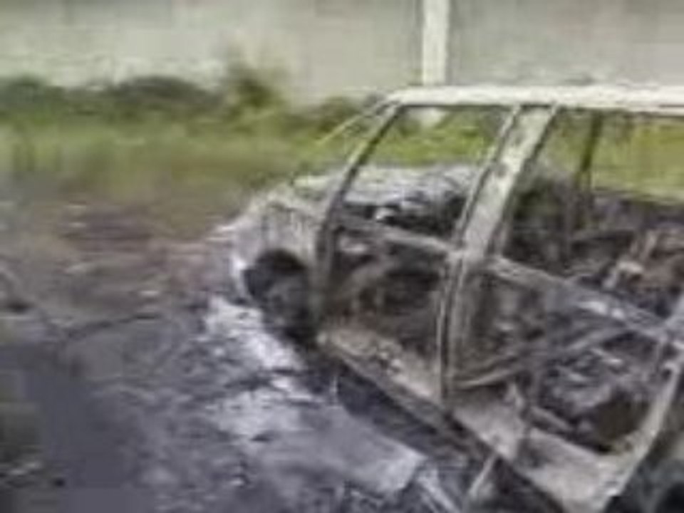 Voiture brulé au fossés jean