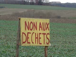 ENFOUISSEMENT DES DECHETS A SAINT-BEAUZIRE (43)