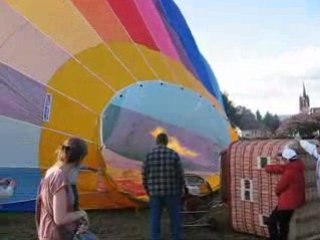 Gonflage du ballon d'une mongolfiere