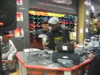 DJ JayCee/9th Wonder make a beat at DTLR in Charlotte,NC