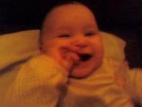 Apolline joue avec Papa