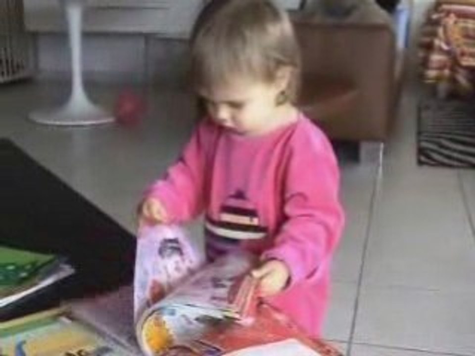 Agathe étudie le catalogue de jouets!