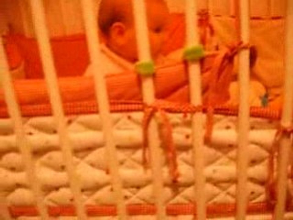 Jeanne se tient debout dans son dodo