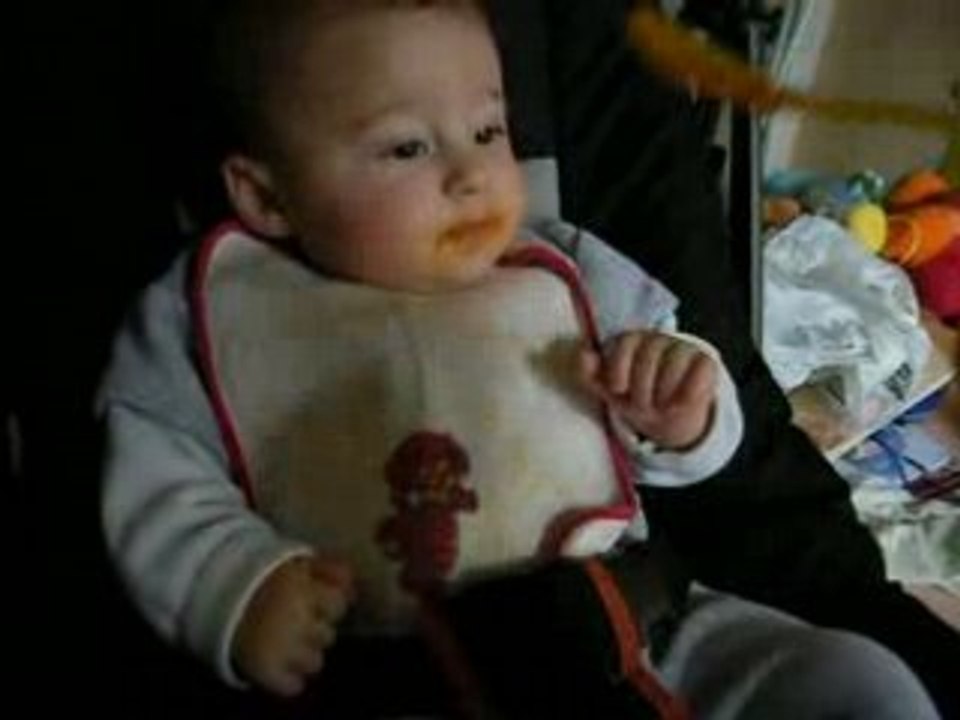 Maman nous apprend à manger tous seuls... enfin presque !