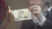 - Gainsbourg brûle un billet de 500 francs