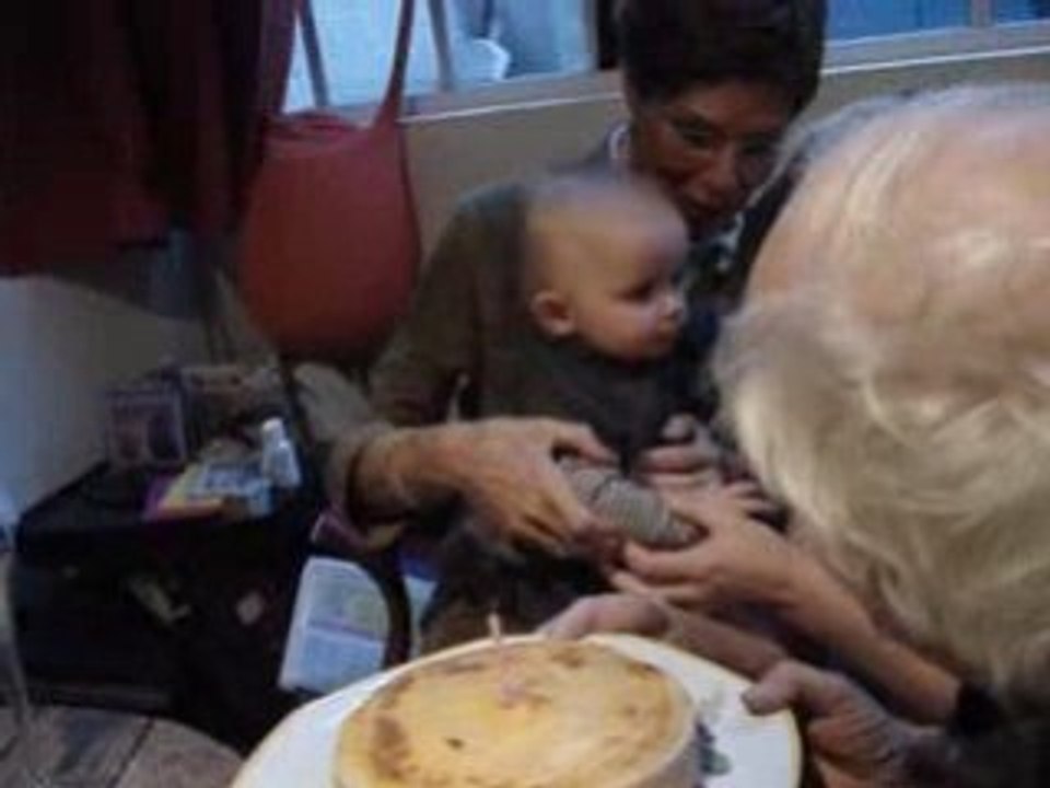 Soufflage de bougie en famille