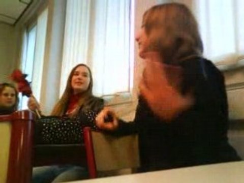 Bataille de parapluie,Pauline VS Alison