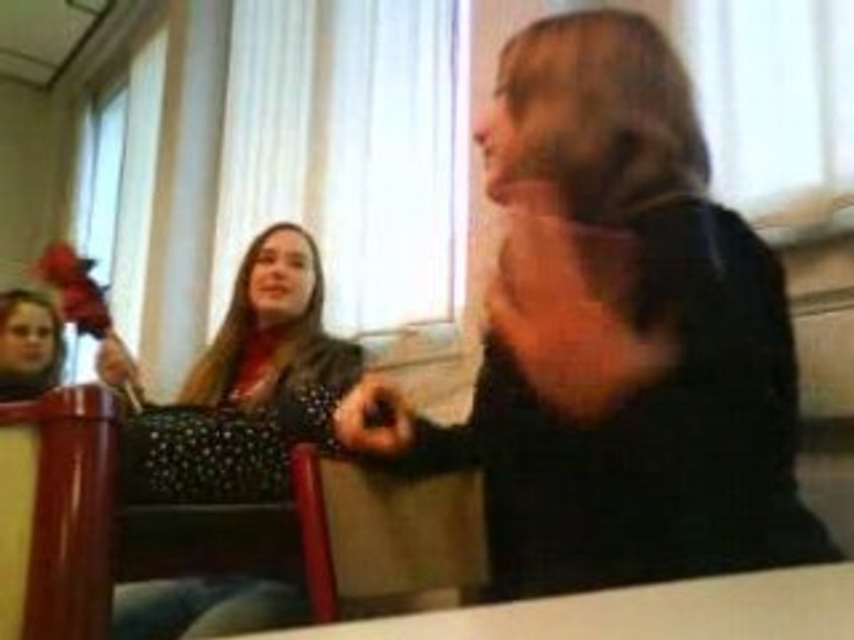 Bataille de parapluie,Pauline VS Alison