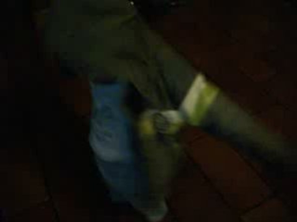 Naël met son manteau