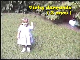 Vicky dançando (2 anos)