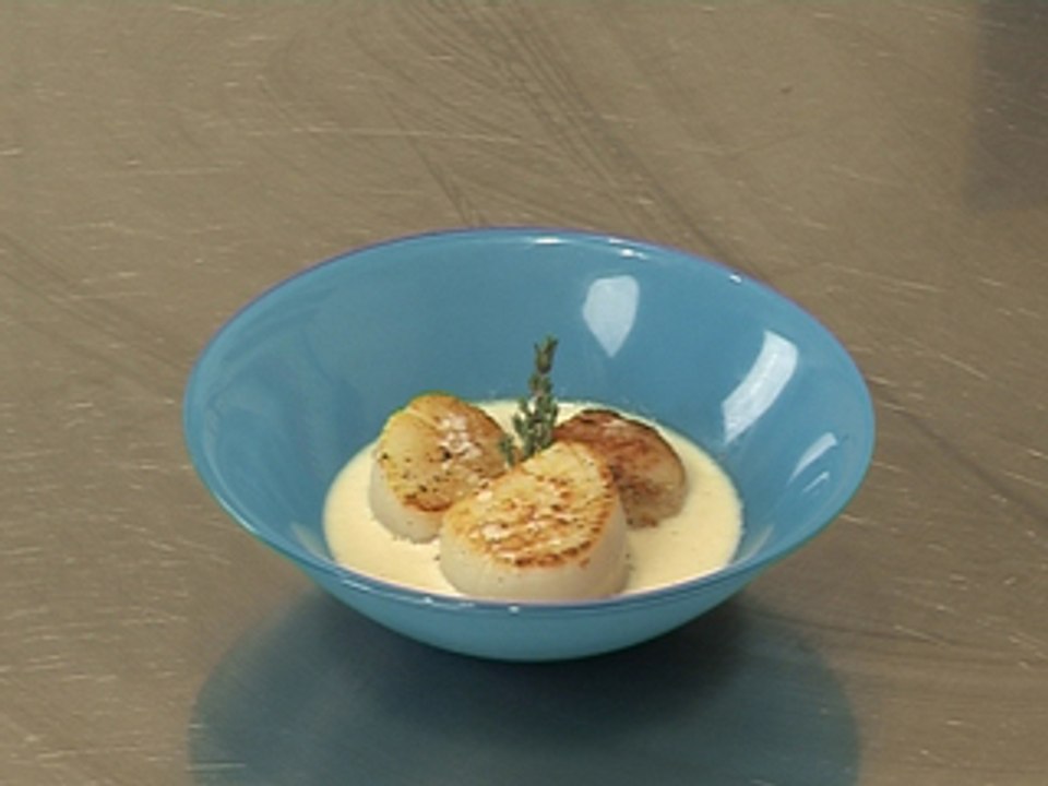 Saint-Jacques rôties, jus de poulette émulsionné