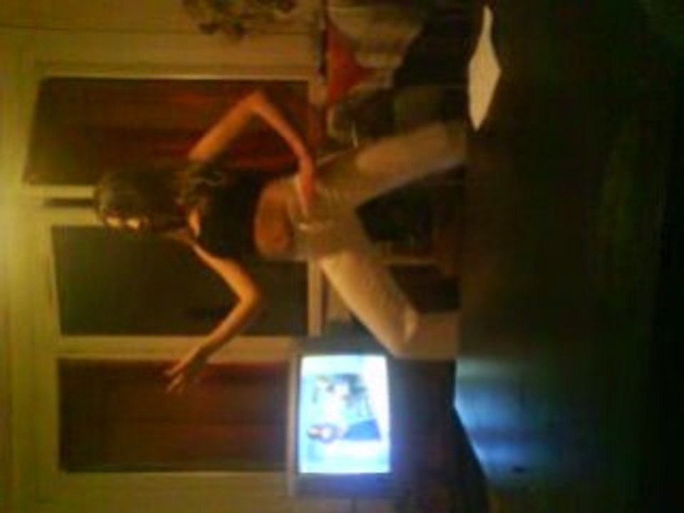 MeNina MéLina Baila reggaeton =DTit Délire avc la famille xD