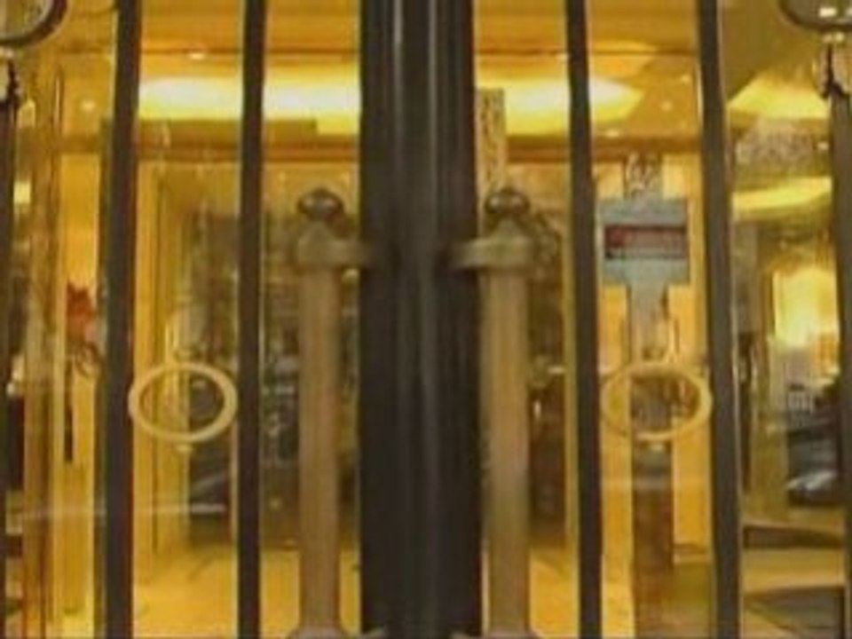 Thieves swoop on Paris diamond store