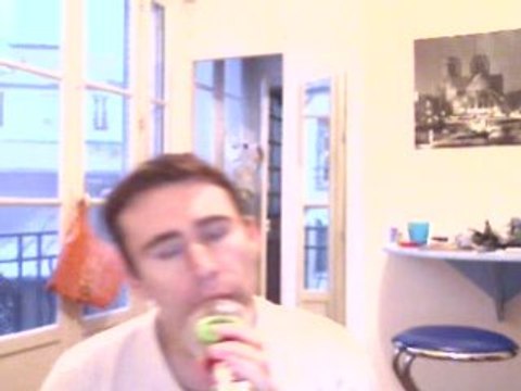 Wiwi égratigne Dans les yeux d'une fille