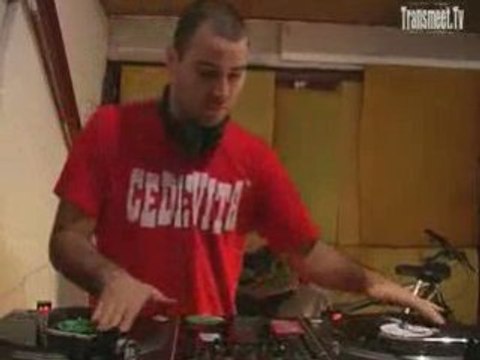 DJ Venom playing Edo Maajka