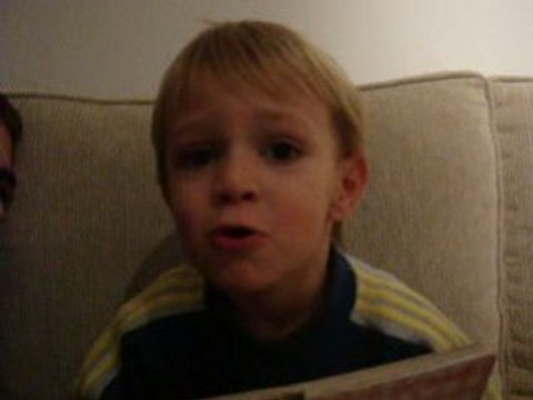 Nolan lit un livre à son papa