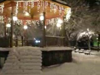 Le Square Joffre à La Bourboule de nuit en hiver