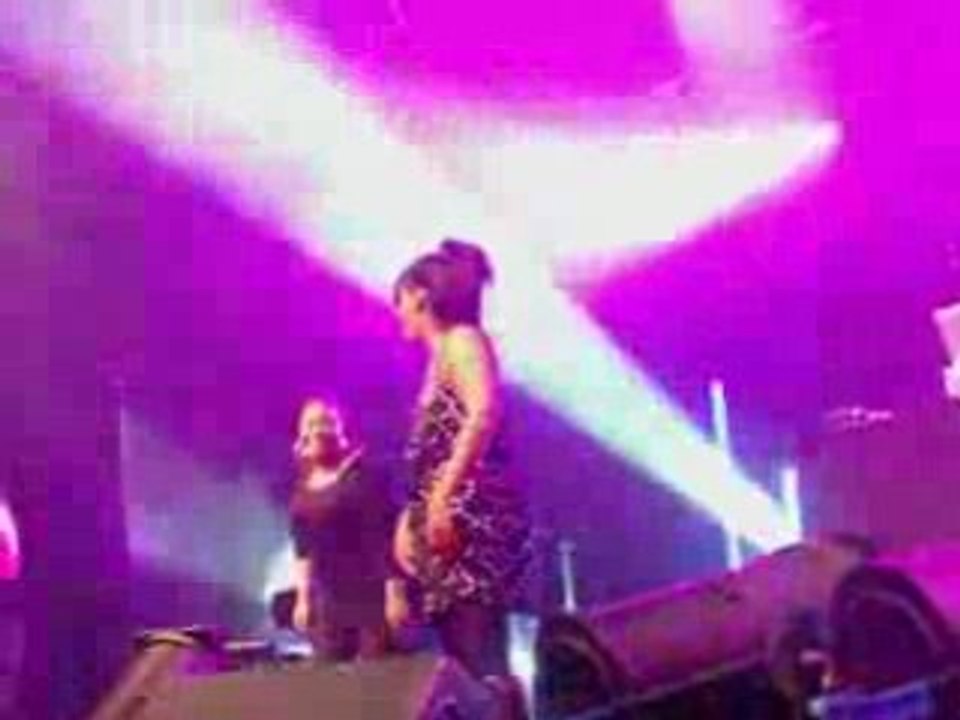 amel seclate sur scene