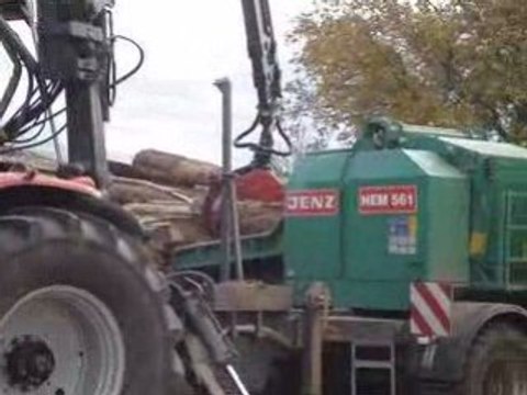 Massey Ferguson 8480 avec Broieuse a Bois ! Suiite!