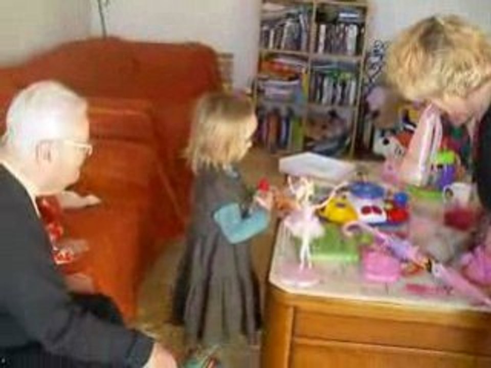 Emma 4 ans avec Papy