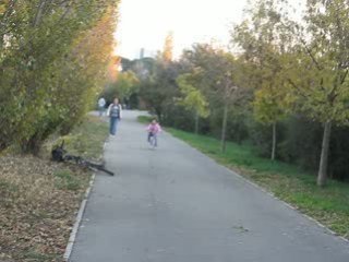 maelys fait du velo sans roulettes