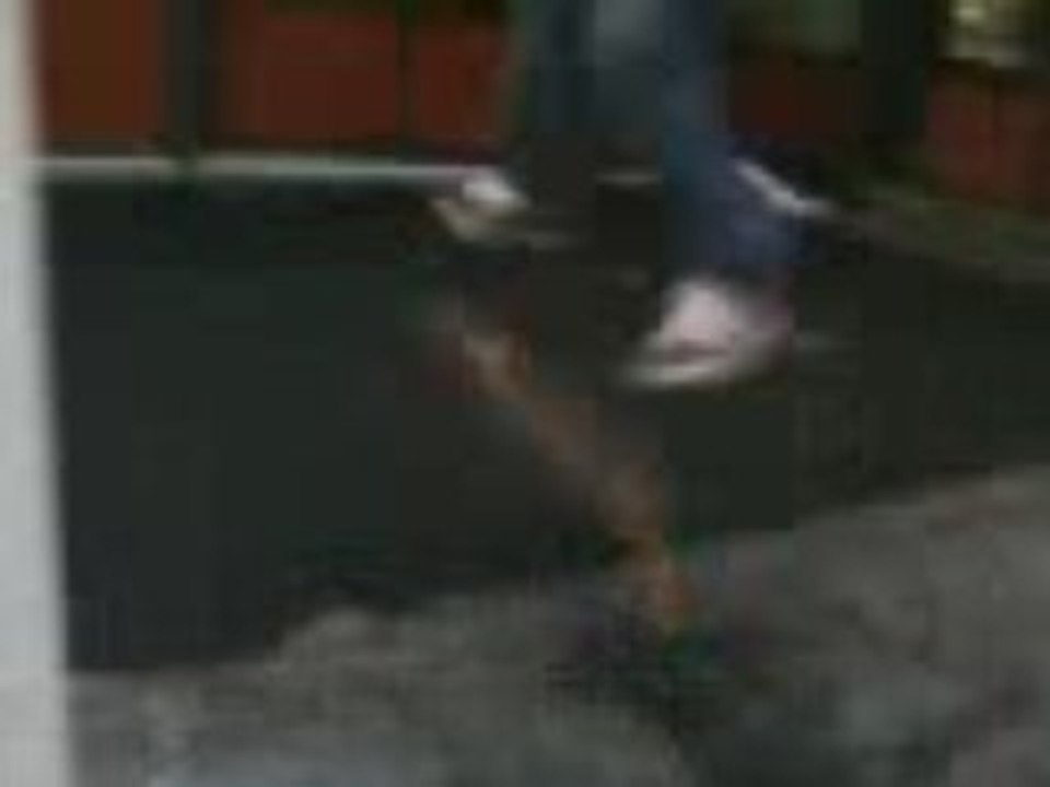Trottoir descendu en kickflip