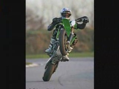 Moto saut et en roue arrière