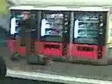 un mec bourre dans le metro chante des chansons