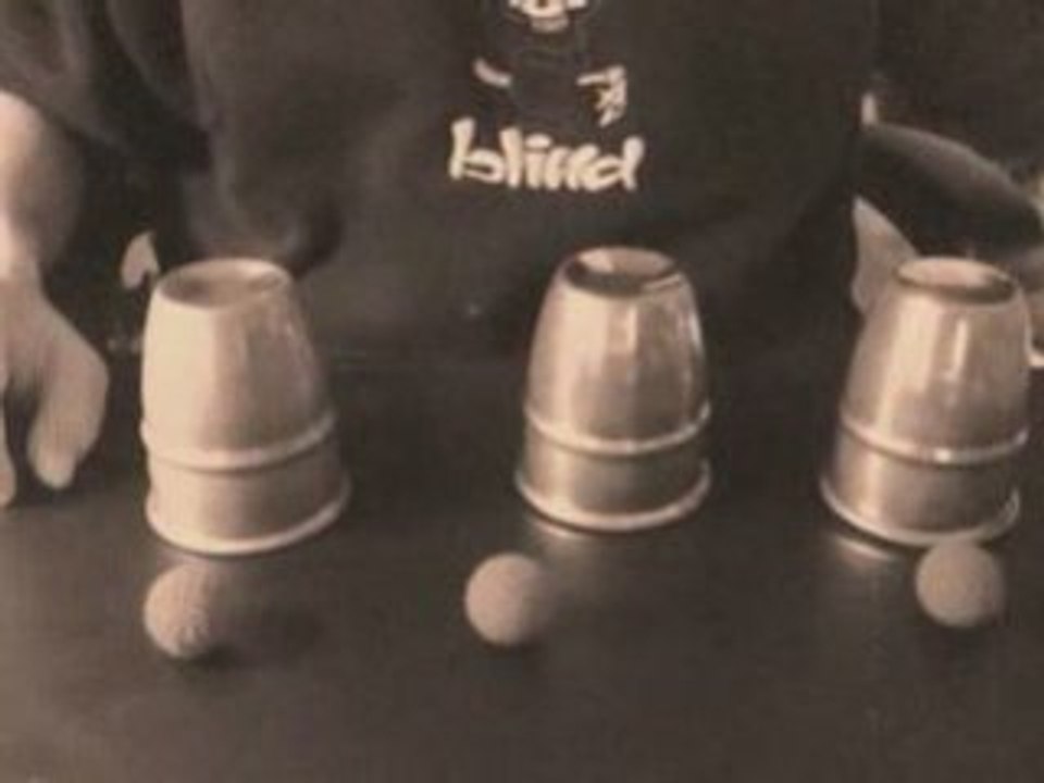 Routine avec des gobelets