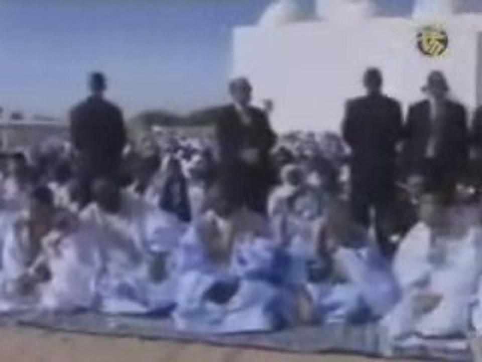رئيس الدولة يؤدي صلاة العيد في الجامع الكبير